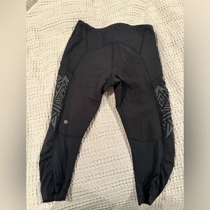 Lululemon black women’s cropped leggings size 6. Side pockets. No signs of wear!